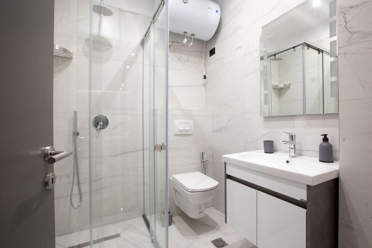 Dea'S Apartaments Тирана Екстер'єр фото