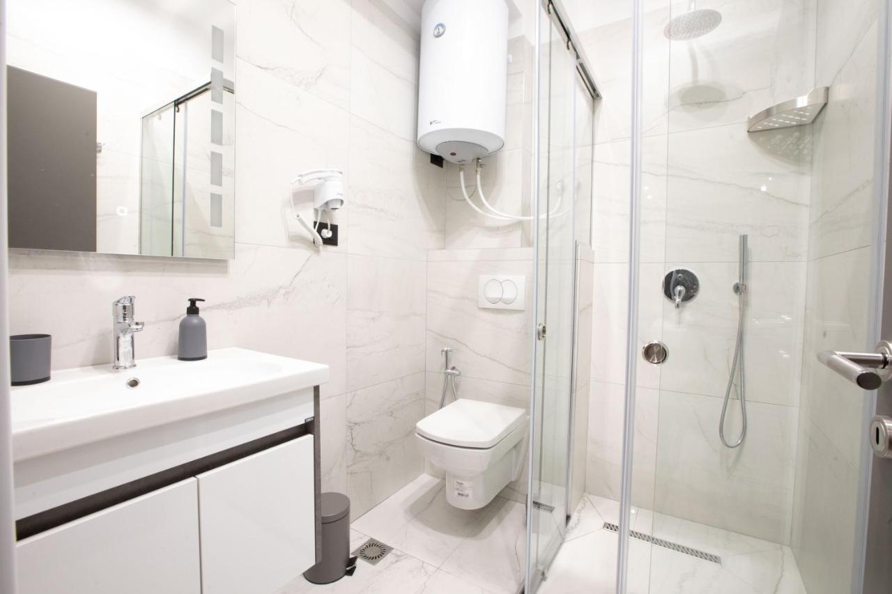 Dea'S Apartaments Тирана Екстер'єр фото